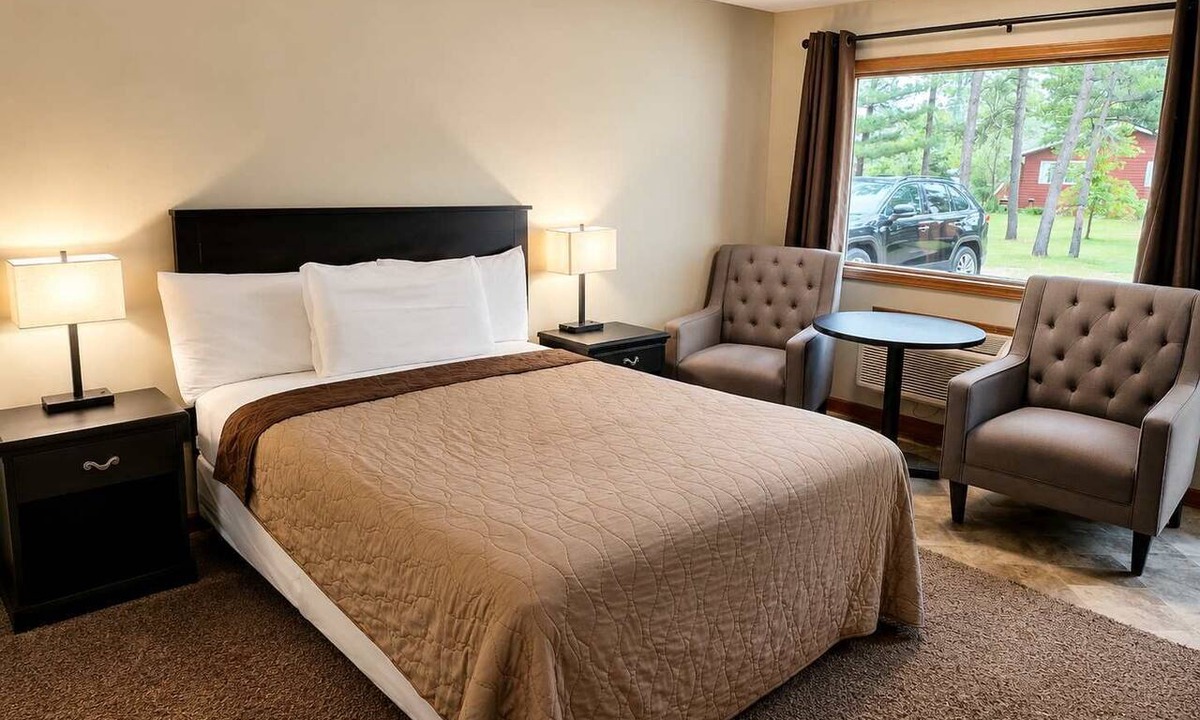 Grayling House | Room 30-1 Queen Jacuzzi Suite-Woodland Motor Lodge