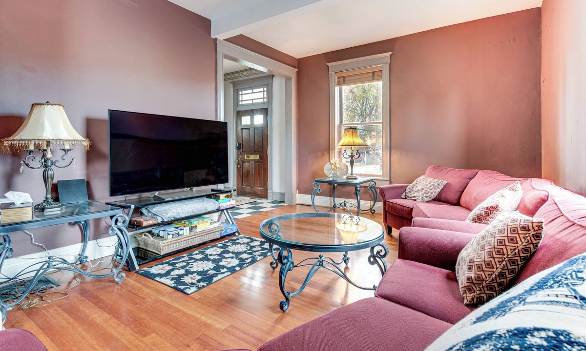 Virden House | Route 66 Historic Library Home: Pet-Friendly!