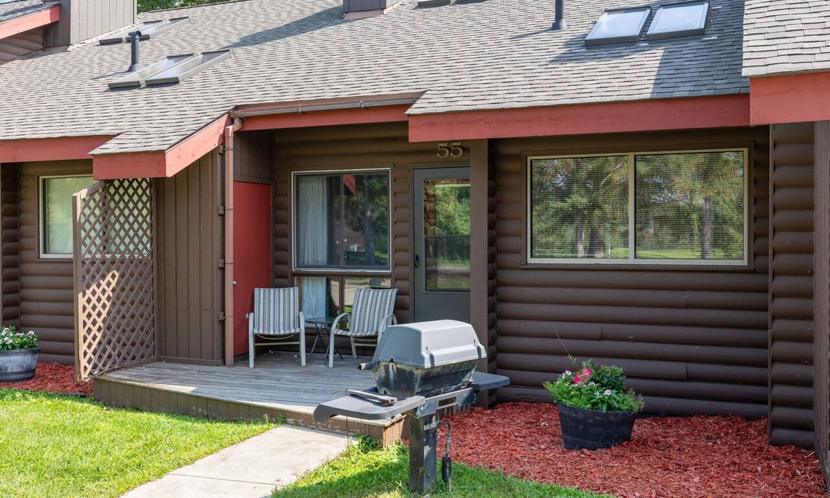 Breezy Point Condo | Rustic 2BR Loft Cabin w/Deck in Pelican Woods