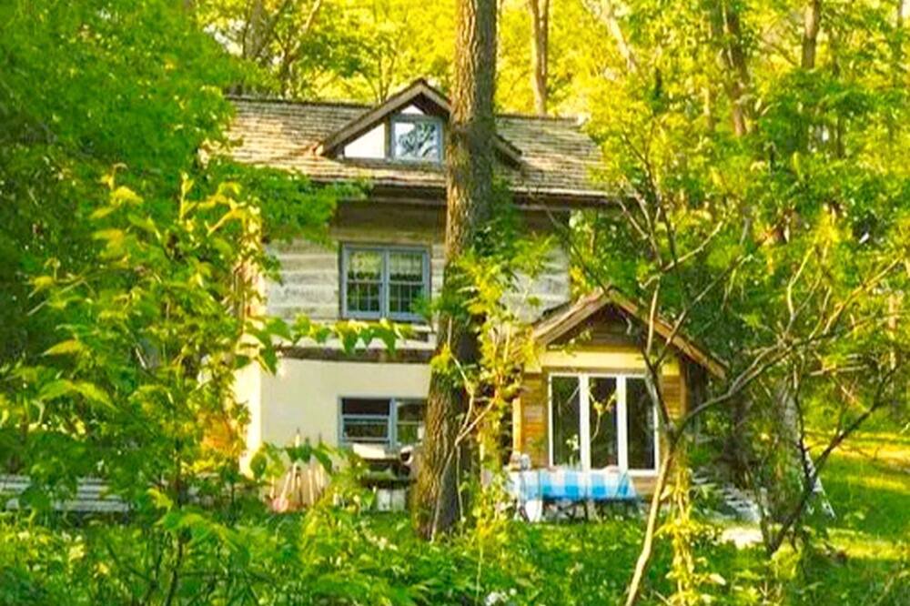 Decorah Cabin | Rustic Norwegian-Style Log Cabin Rental near the Upper Iowa River in Decorah, Iowa