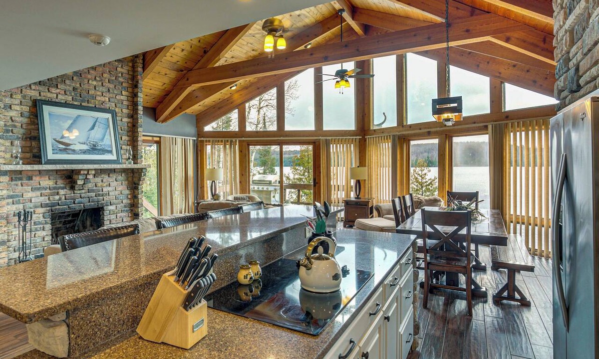 Stambaugh Cottage | Sauna & Pool Table: Family Home on Lake Chicagon