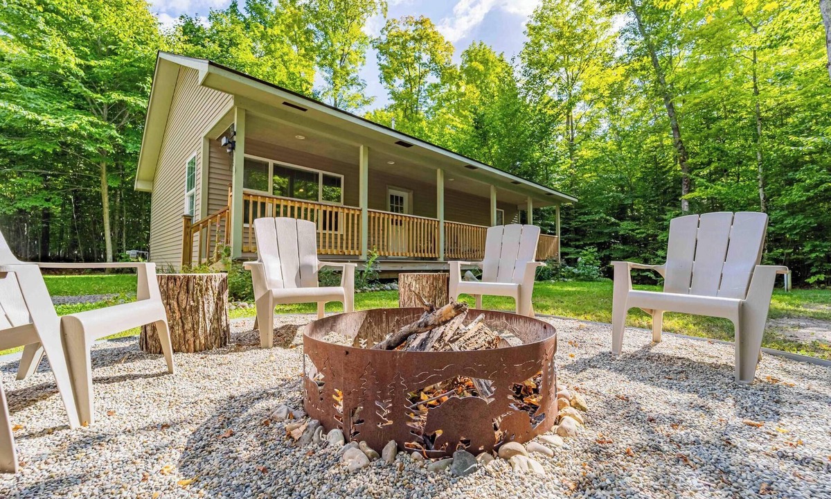 Cheboygan Cottage | Secluded Home in the woods near Black Lake, Onaway & Cheboygan