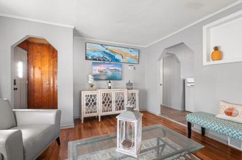Burbank House | Serenity 3BD Home Free Parking&Wine Oversized Yard