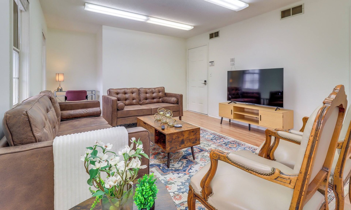Bedford Apartment | Sight See & Explore! Apt 7 Mi to Dtwn Toledo
