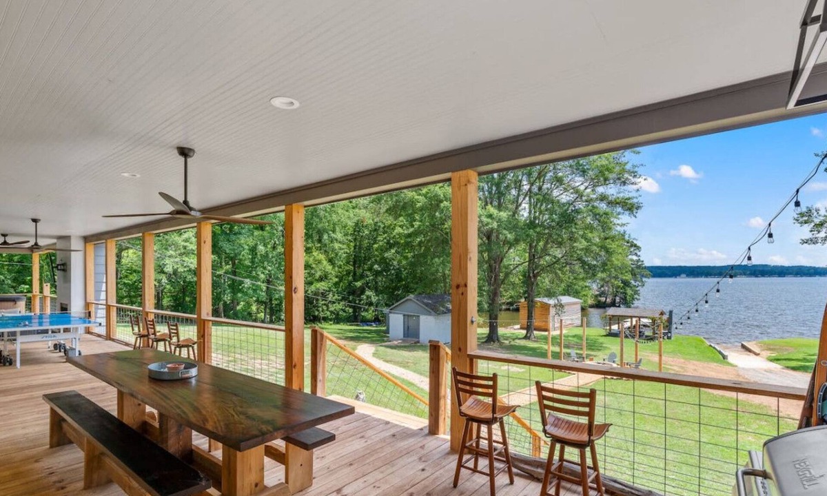 Homer House | Sleeps 24, HGTV Quality, Private Cul-de-sac Lakehouse on Lake Claiborne