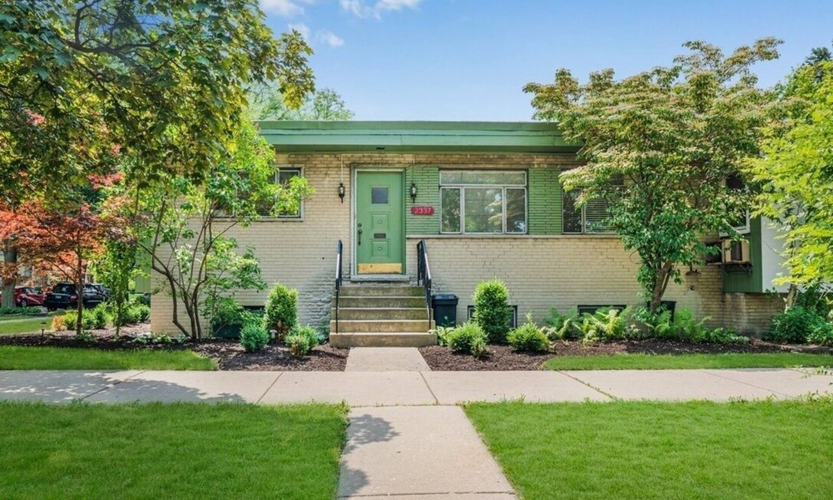 West Ridge House | Spacious 3 Bedroom 1 Bathroom Rogers Park Town House Budget-Friendly