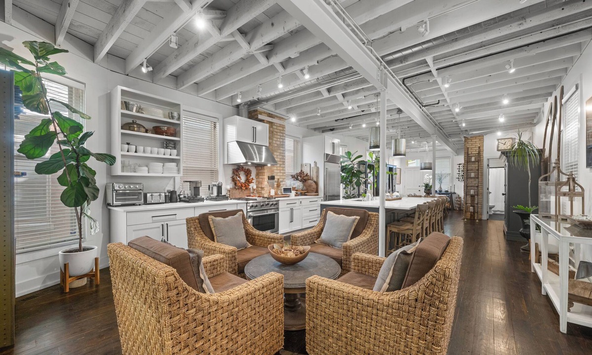 Evanston House | Spacious 4-bedroom Home - Walk to Lake Michigan, Beaches, NU Campus, and more!