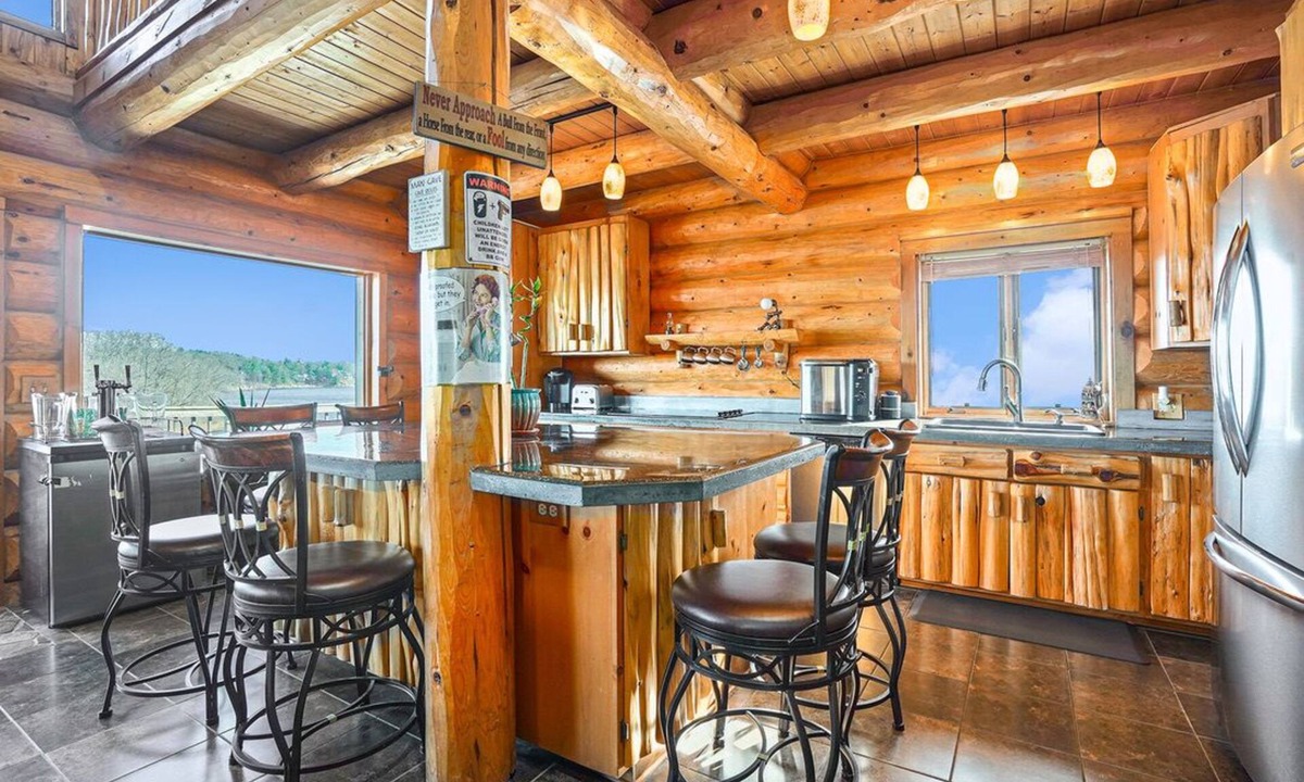 Smyrna House | Spacious 4-bedroom log cabin In wonderful Belding with AC sleeps 12 adults