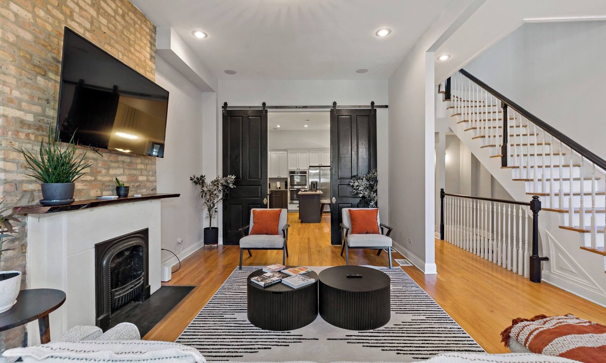 The Gap House | Spacious 4BR Bronzeville Retreat - Near Downtown - Sleeps 9