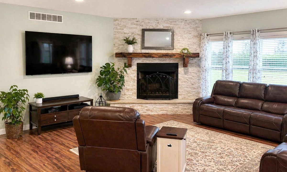 Nauvoo House | Spacious 5-bed 3 bath house in beautiful Nauvoo with 1 acre fully stocked pond