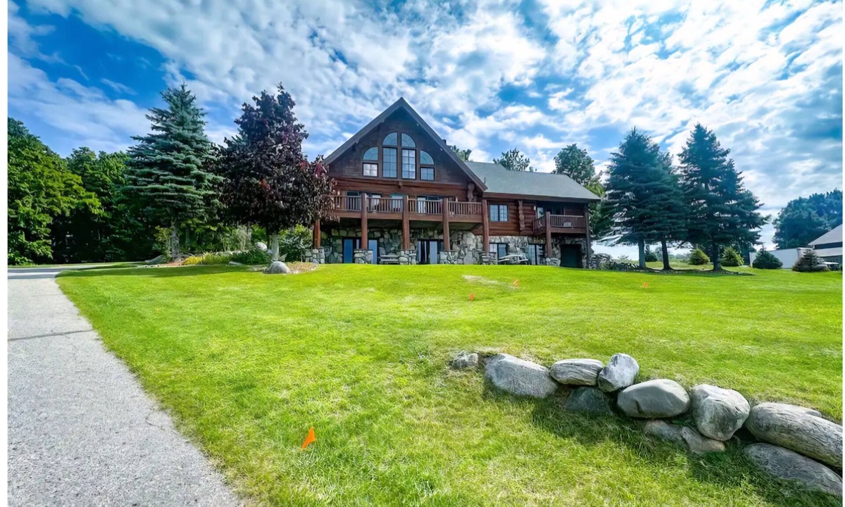 Bellaire Cabin | Spacious 5-bedroom cabin in charming Bellaire on Golf Course