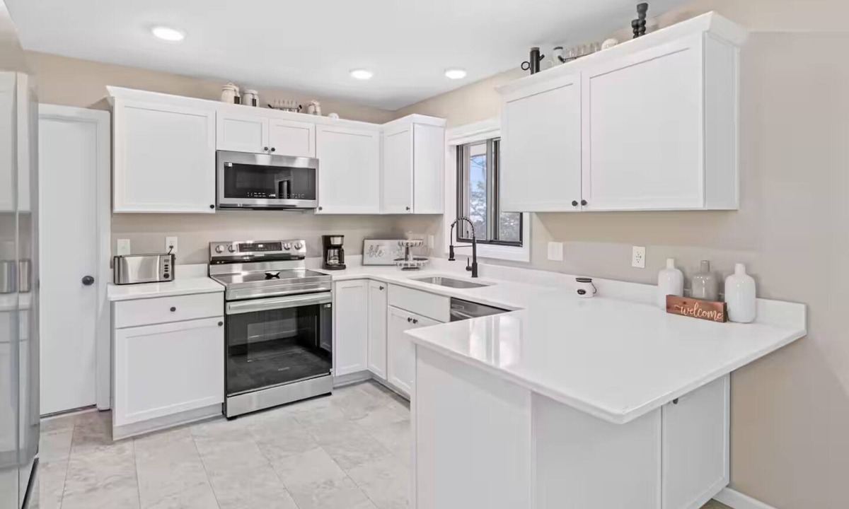 Roseville House | Spacious 5BR Family Haven. Pet Friendly. Game Room