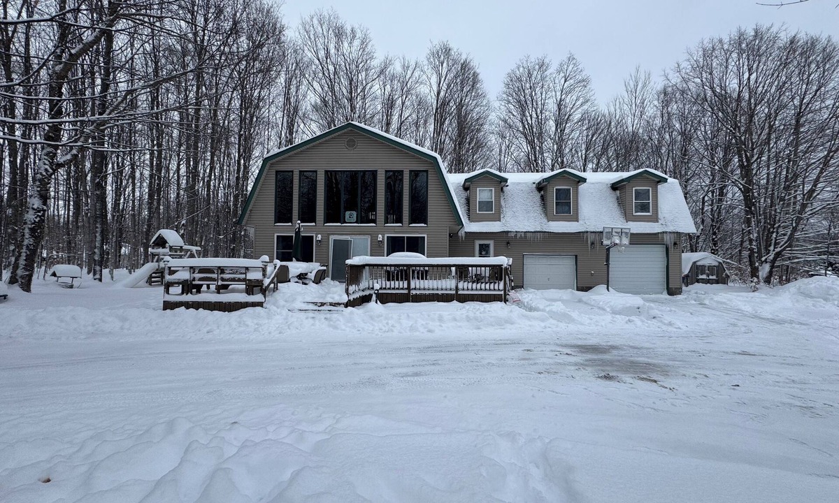 Mancelona Cabin | Spacious Cabin in LOTN- Great for ORV, Snowmobile, Golf, Ski or family getaways!