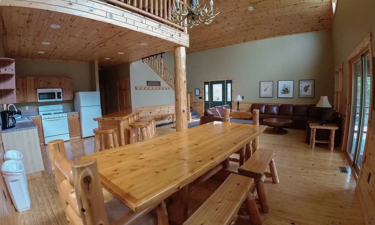 Ely Cabin | Spacious Cabin on the lake
