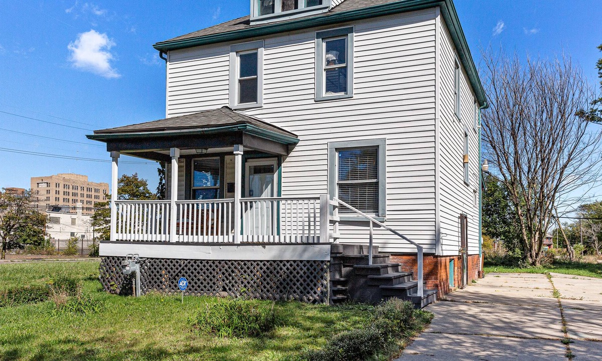 New Center Detroit Apartment | Spacious & central [4BD Apartment]- few mins away from Henry Ford!