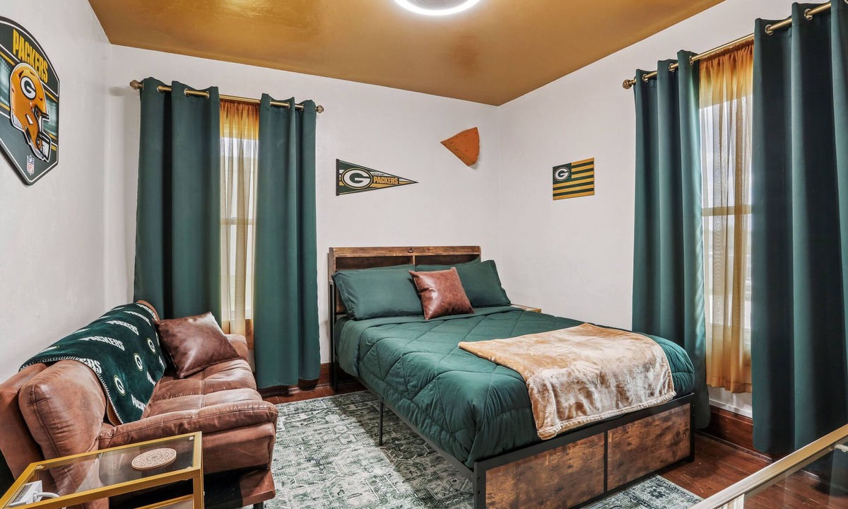 Green Bay House | Spacious home 1 mile from Lambeau Field. 4 bedroom. 2 full bath, sleeps 12