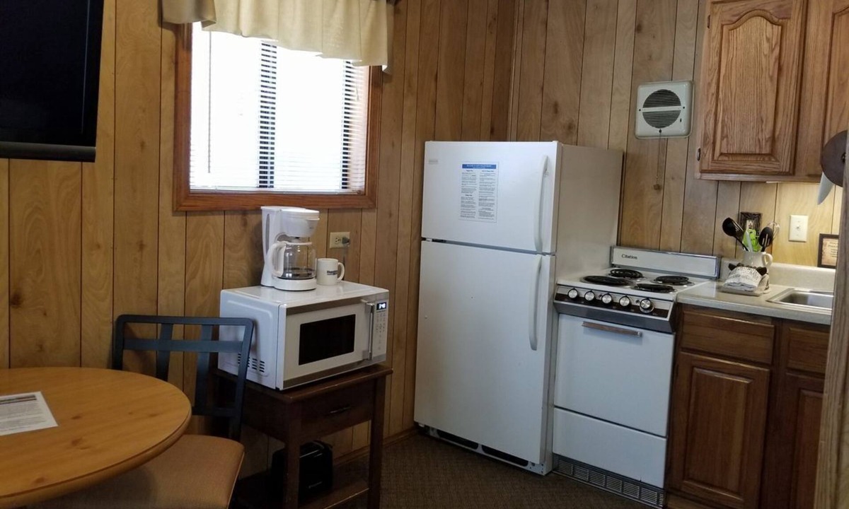 Blue Eye Cabin | Studio #12 –Relaxing Table Rock Lake Getaway at Happy Hollow Resort