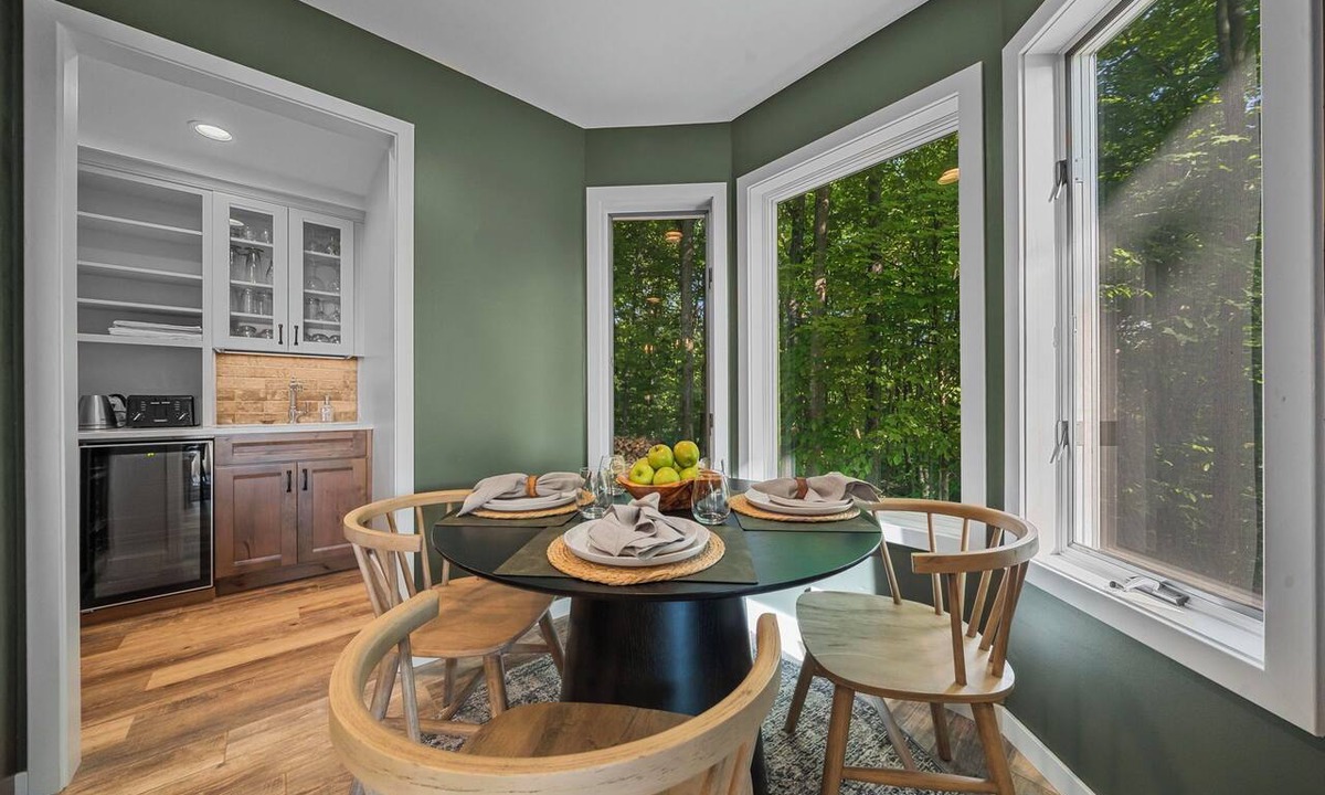 Bellaire House | Stunning 5 Bed 3 Bath-Golf Simulator-2 Hot Tubs-2 Fire Pits-Theater