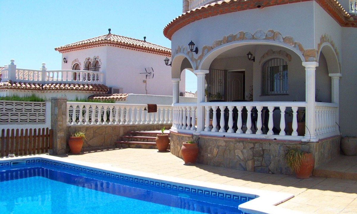 Costa del Zefir Villa | Stunning private villa for 6 people with private pool, WIFI, A/C, TV, patio and pets allowed