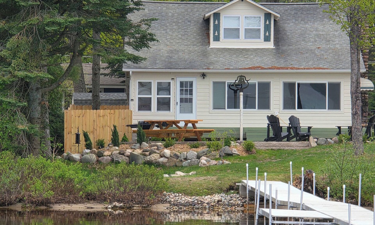St. Helen Cottage | Stunning Sunsets. Great fishing from dock. Sandy Shore. Clean and remodeled. AC.