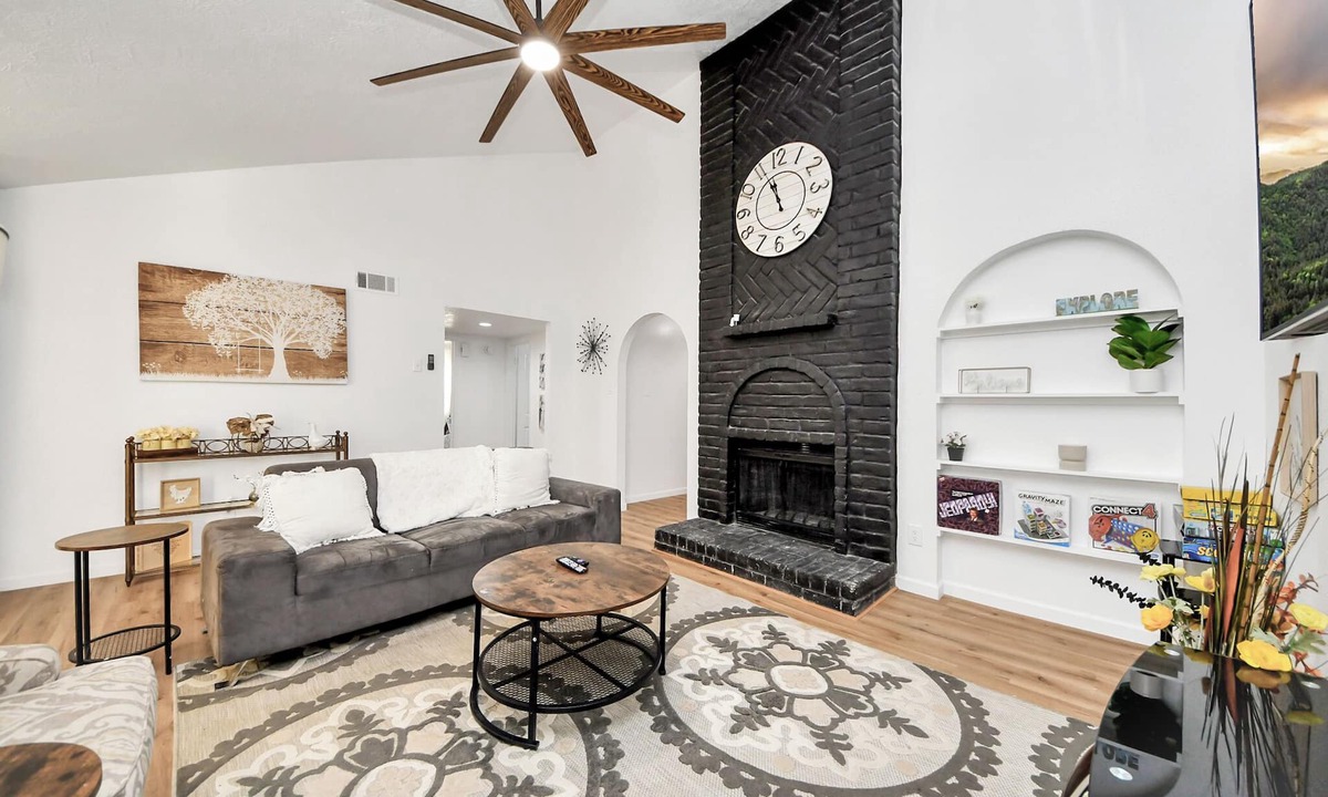 Barker House | Stylish Katy Retreat 4BR Sleeps 10 Outdoor Escape.
