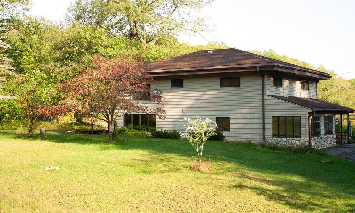 Athelstane House | Suite Fern Fields - Cozy 16-acre home situated ON trails. Early Check-in.