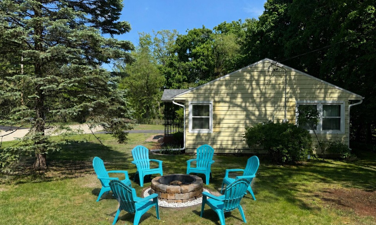 Williams Bay House | Sunny Bay | Deck, BBQ, Walk to Ice Cream