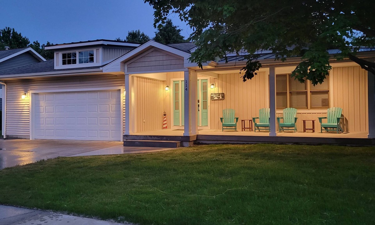 South Haven House | Sunset Haven - Walk to South Beach Blue Stairs, Park, Town - Renovated 2023