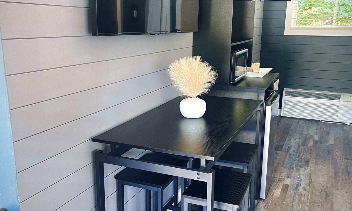 Roscommon Apartment | TeePee Room 12-Newly Renovated