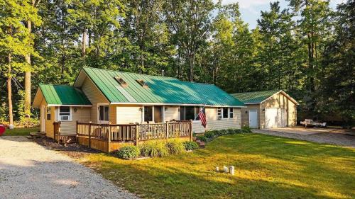 Lake Arrowhead House | The Arrowroot Lodge Up North in Gaylord Michigan