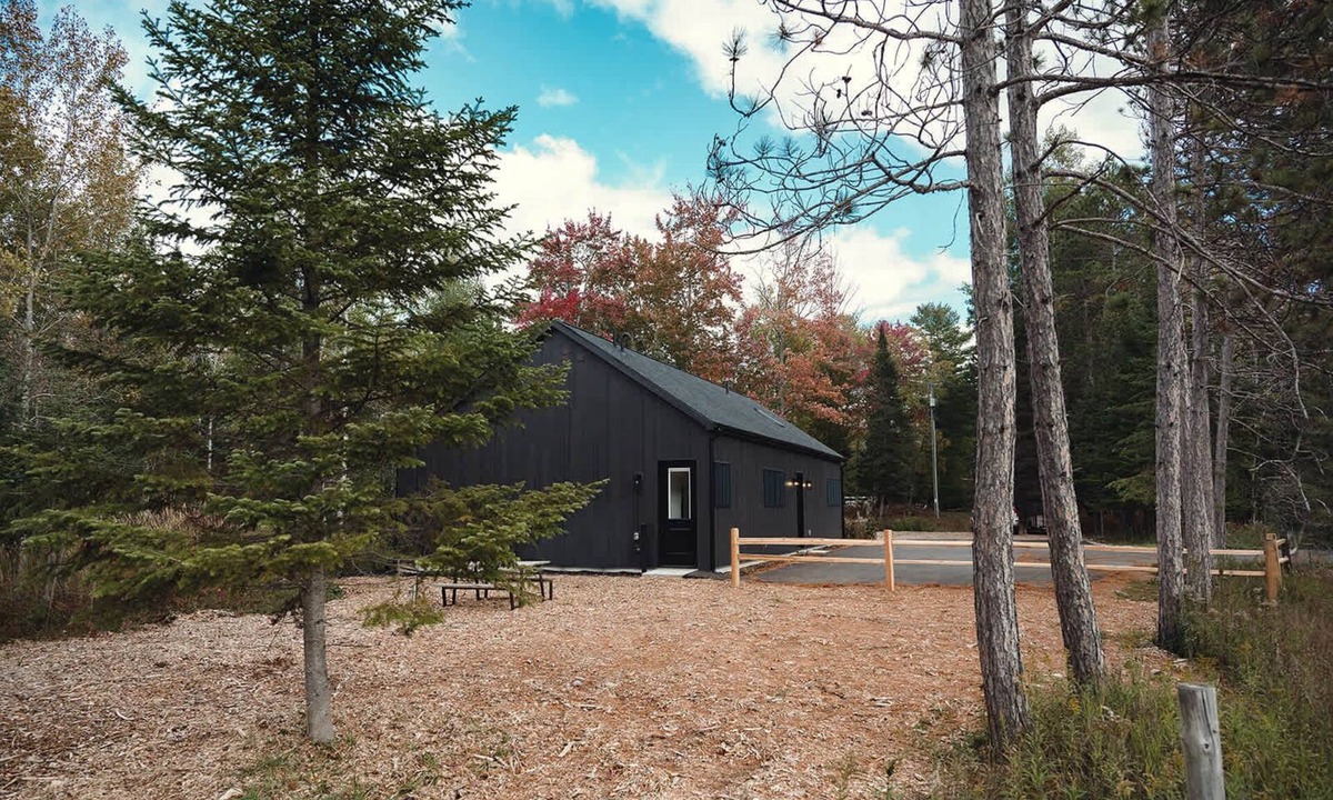 Mayfield House | The Blackpine | 4BR| Hot Tub| <15 mins to Dwntwn