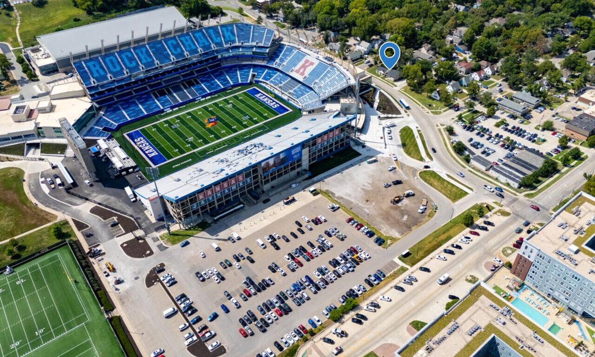 Oread Condo | The Booth Stadium Condo - Premium Tailgate Location