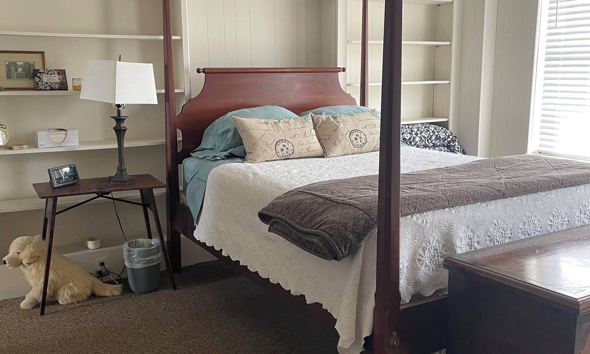 Hannibal Apartment | The Library, a 1-bedroom apartment in Hannibal awaits your visit.