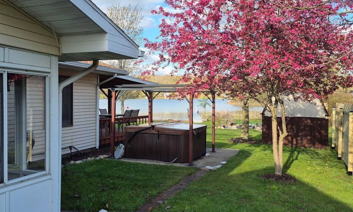 Hillsdale House | The Lil Lazy Lakehouse Home Hillsdale Mi, 3BR, 1 bath