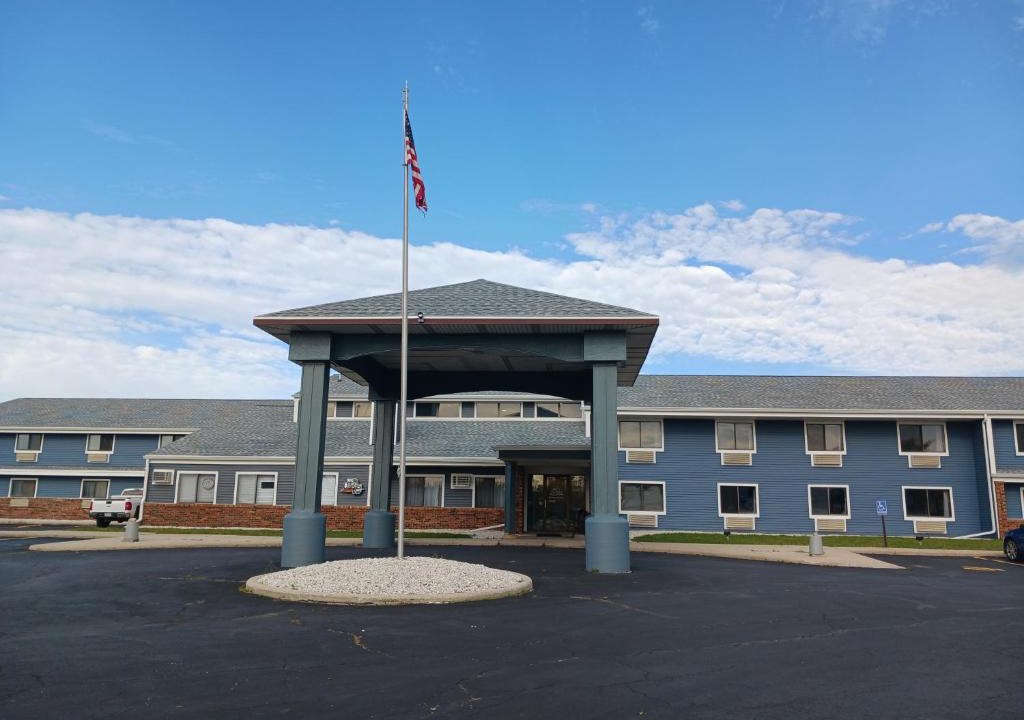 Sheboygan Falls Hotel | The Oasis Hotel & Bar
