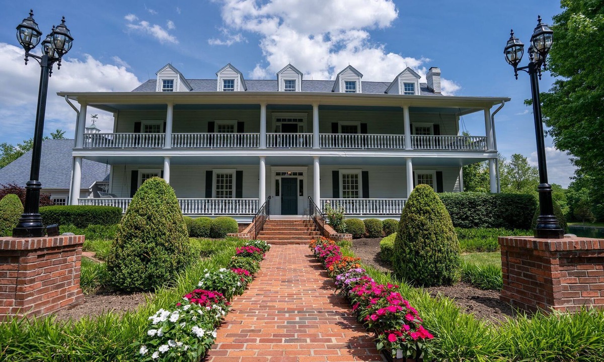 Carbondale House | The Old South Comes To Carbondale with this Southern Mansion