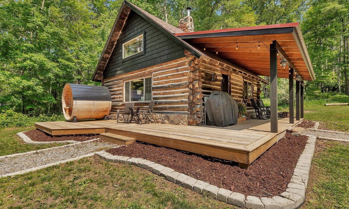 Pillager House | The Pearl. Log Cabin in woods. Sauna/Wood Fireplace/Pets ok.