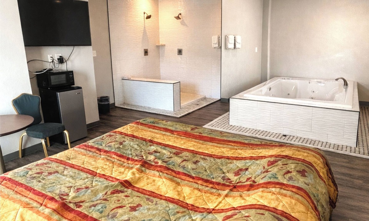 Detroit Hotel | The Queen B Motel, Detroit-Warren