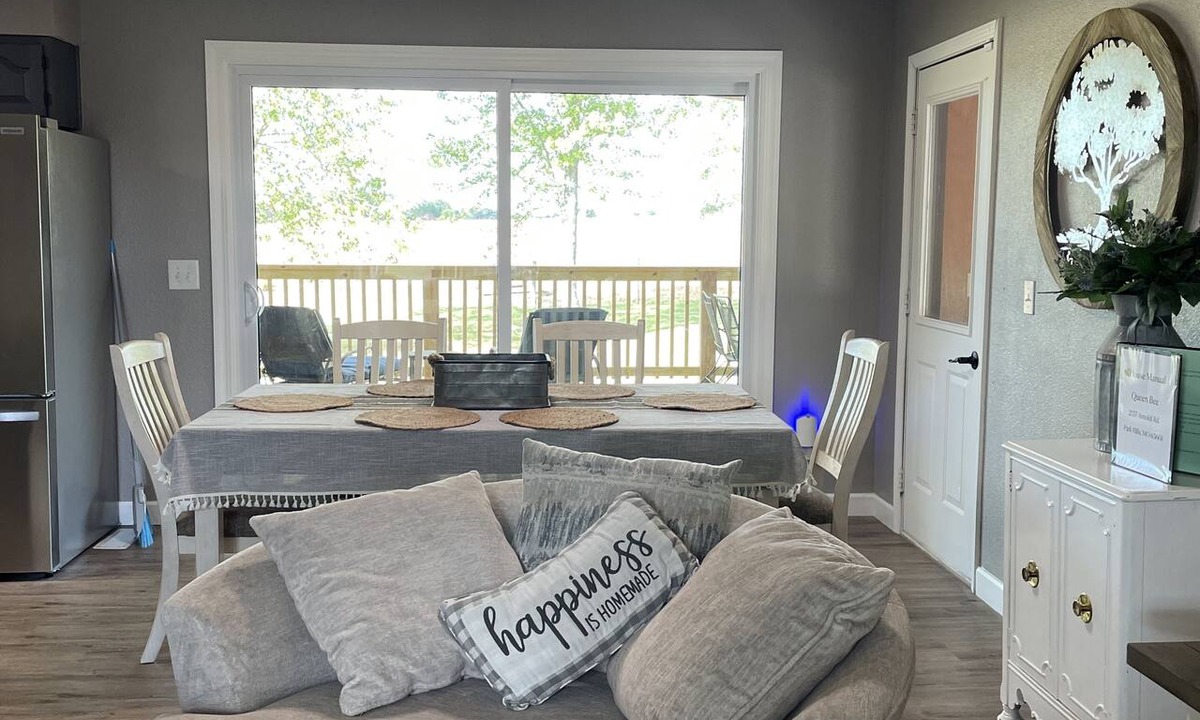 Doe Run House | The Queen Bee Farm Stay/Hot tub