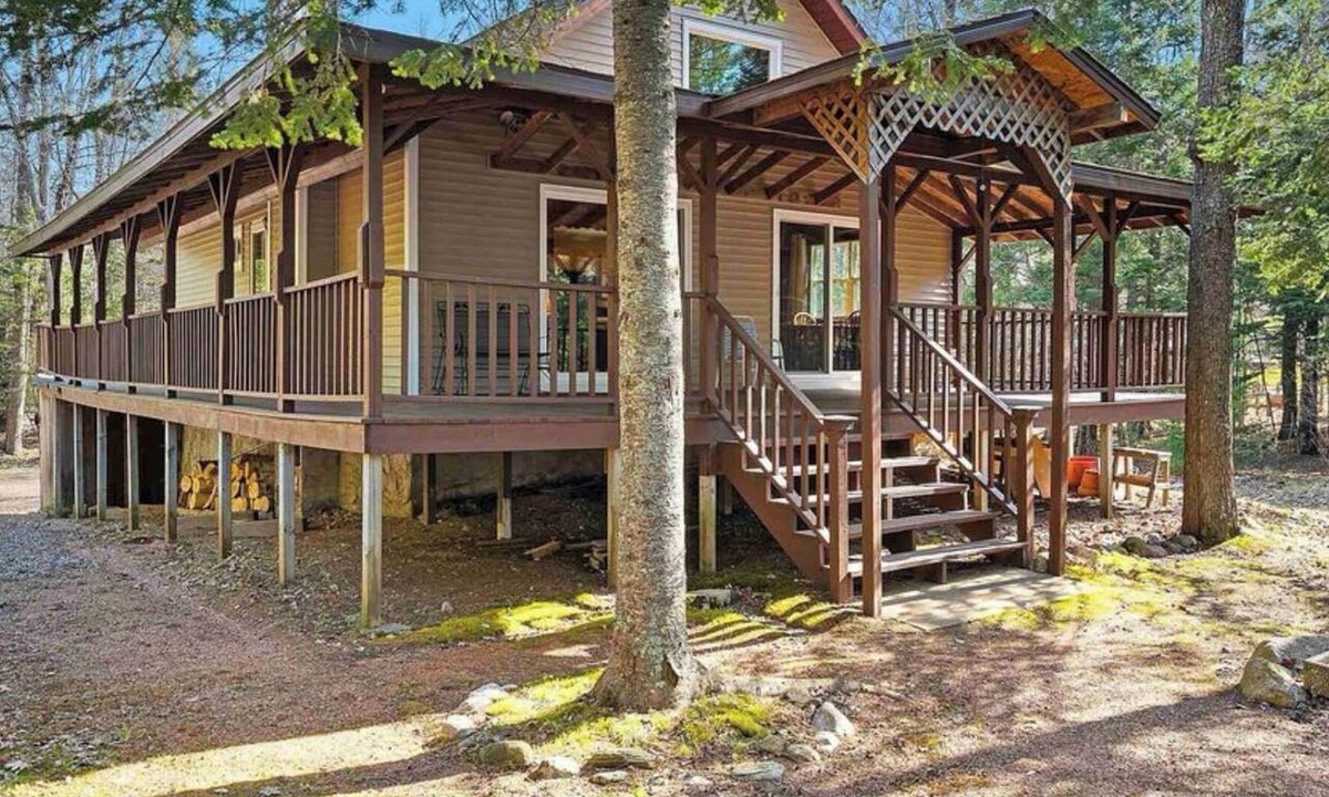Goodman Cabin | The Red Quarter Cabin - Peaceful Lakeside Retreat
