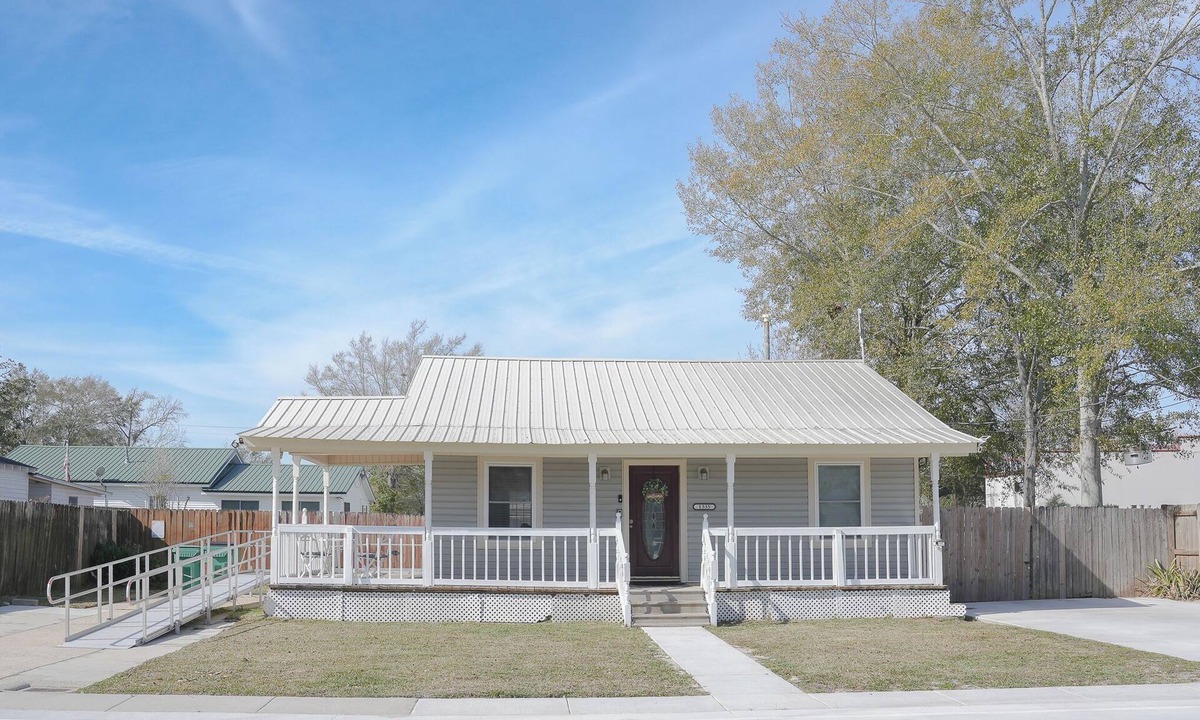 Slidell House | The Southern Porch Cottage Near NOLA & Coast