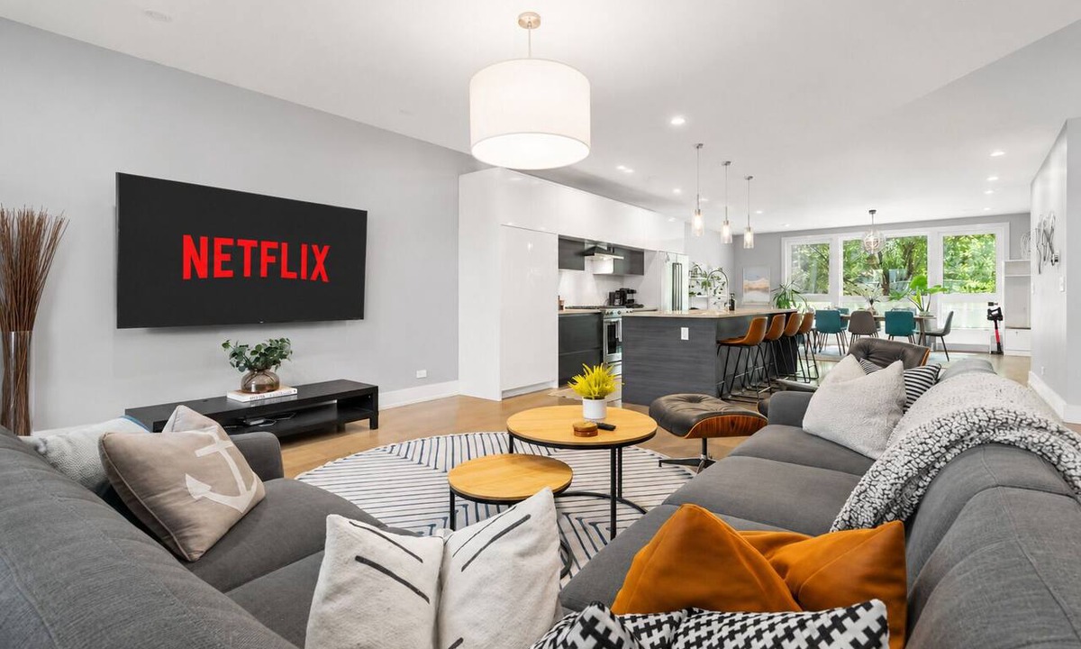 Pilsen Condo | The Urban Oasis | Outdoor Lounge Sleeps 10+