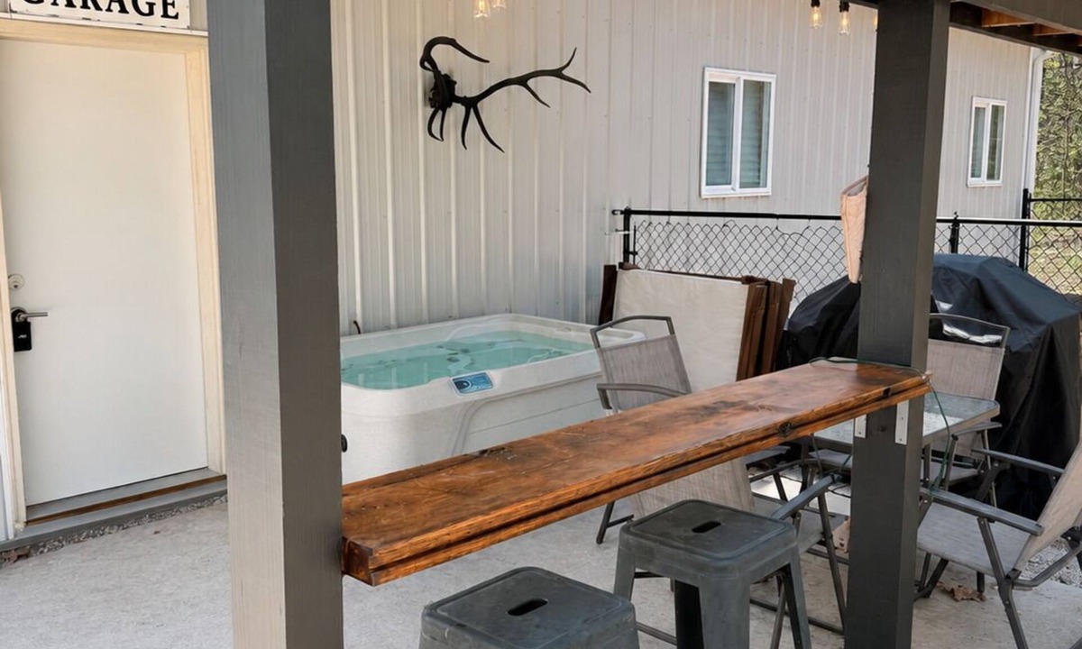 Kalkaska House | This house is a 2 bedroom(s), 2 bathrooms, located in Kalkaska, MI.