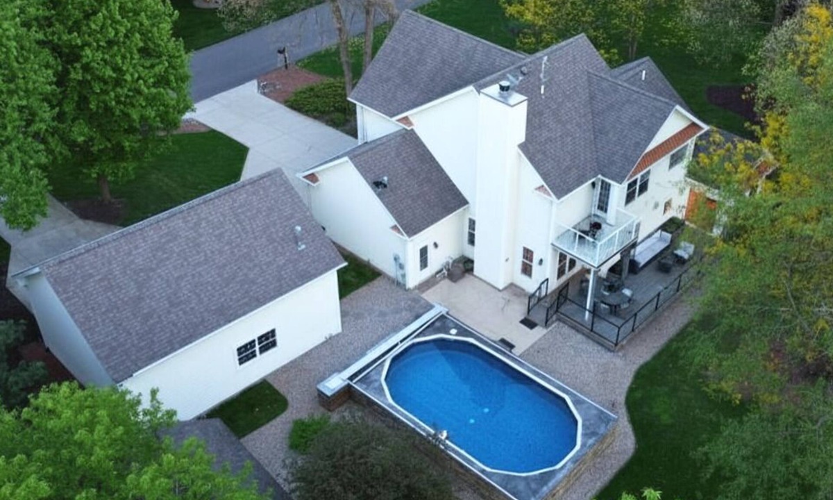 Thayer House | This spacious luxury retreat features 3 bedrooms and 2.5 bathrooms, comfortably sleeping up to 12 guests. The large dining table seats 12, making it perfect for family meals, group gatherings, or celebrating after a day on the course.