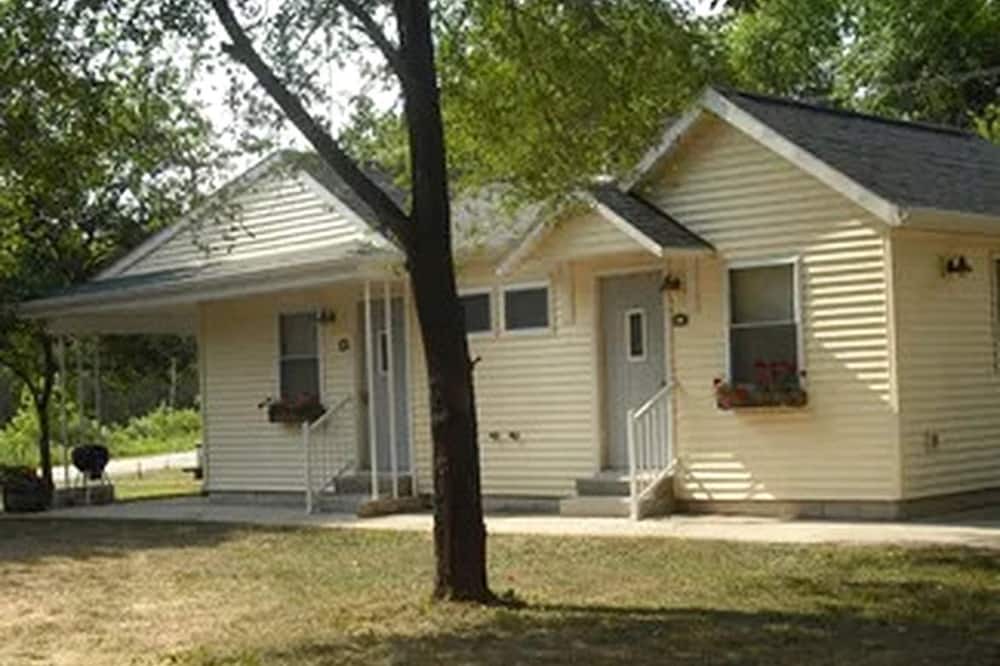 Trempealeau Cottage | Tranquil Cottage with Picnic Table and Fire Ring in Trempealeau, Wisconsin