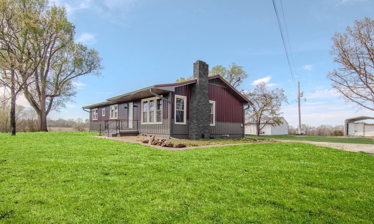 Clinton House | Truman Lake Country Home: Circle Drive for Boats/Trailers & Family Friendly