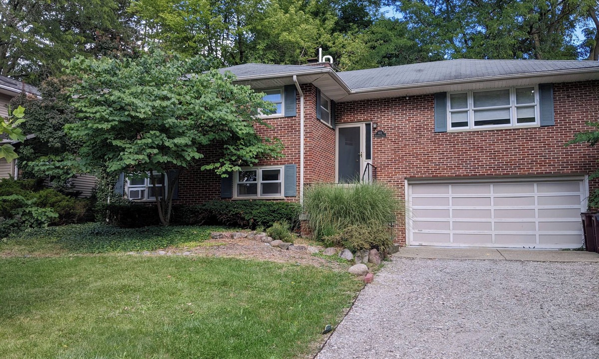 Old West Side House | UM Football - 5 blocks to Stadium