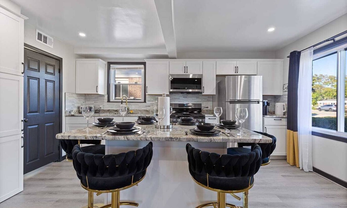 Drayton Plains House | Unique /Stylish W/HotTub 3-bedroom in Oak Park with AC, WiFi