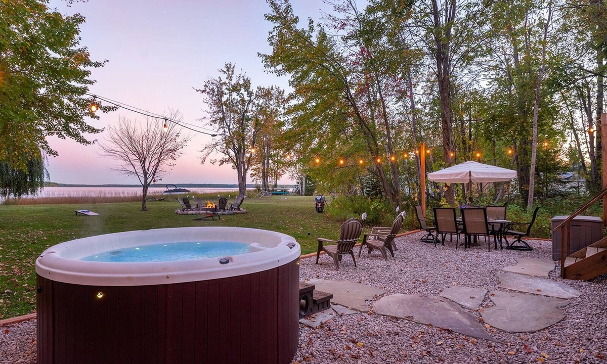 Levering House | Updated Lakefront Home-Hot Tub-GameRoom-FirePit-Dock-Pet-friendly!