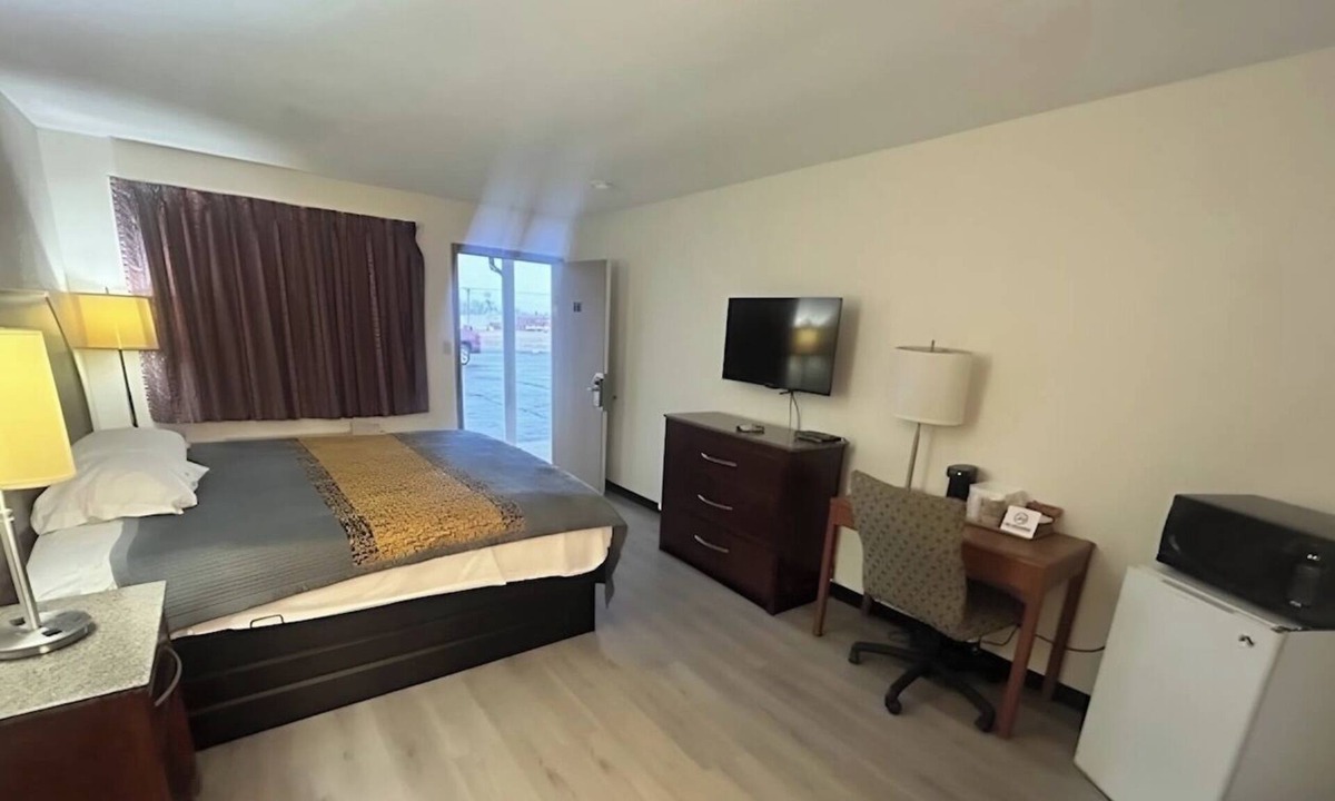 Greenville Hotel | Value King Room | Free Onsite Parking | Near Historic Downtown Greenville